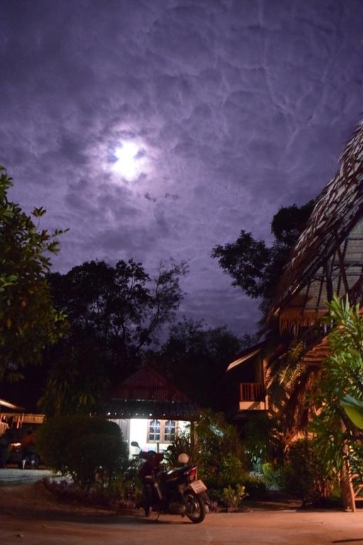 Ban Sabai Sabai Guest House Kanchanaburi Exterior photo
